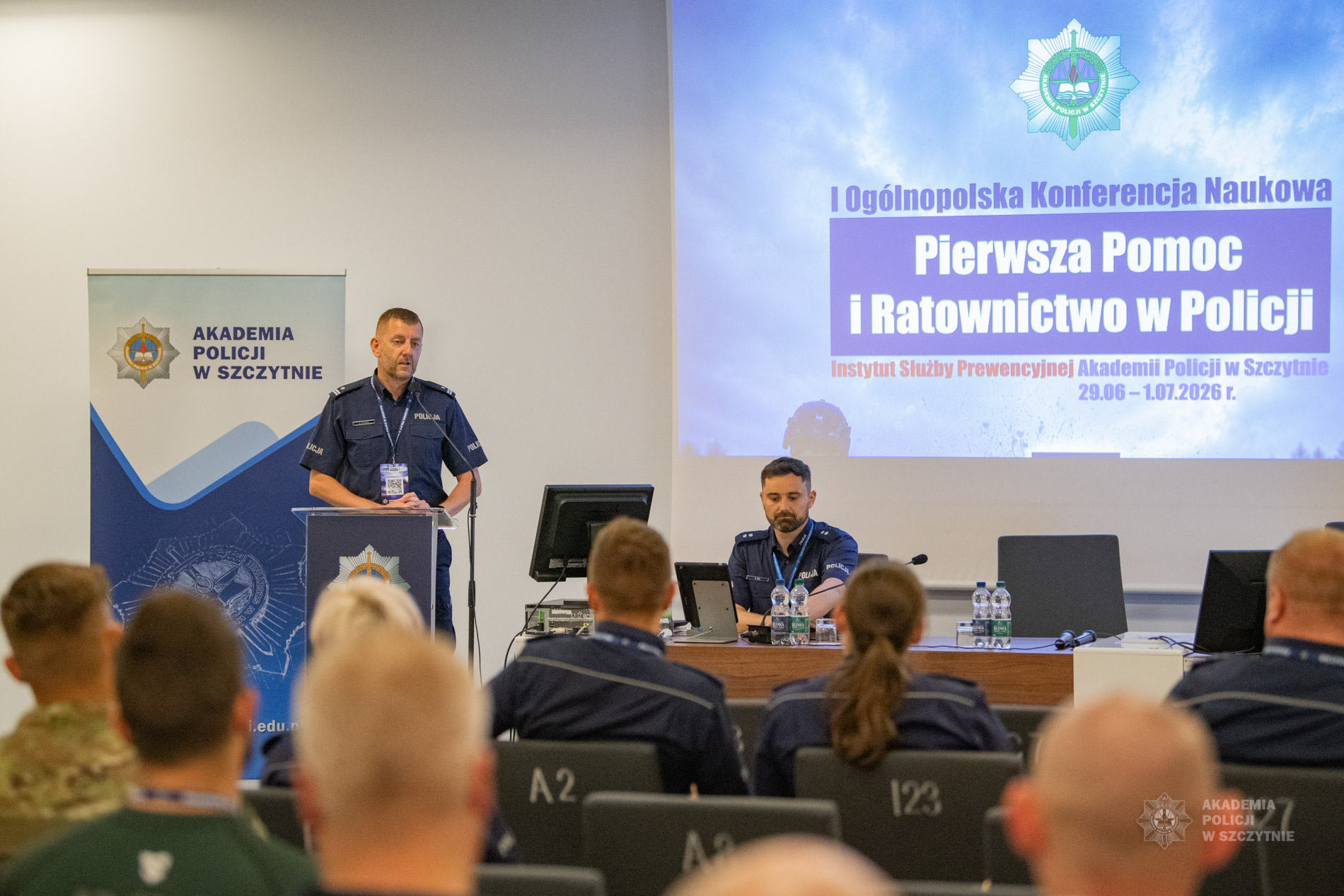 Dyrektor Instytutu Służby Prewencyjnej Adam Płaczek przemawia podczas otwarcia konferencji w auli im. Władysława Stasiaka.